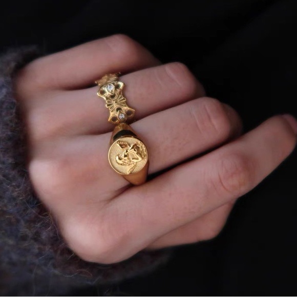 Baby angel signet ring, kewpie signet ring, gold signet ring, gold stacking ring - Picture 7 of 7